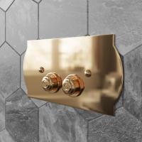 TW 300.3, клавиша смыва для бачков Geberit SIGMA, 33*2,5*h17, установка со смещением вправо 14мм, материал: латунь, цвет: золото