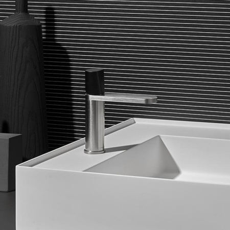 ANTONIO LUPI INDIGO Смеситель для раковины на 1 отверстие, излив 165 мм., ручкая черная матовая, цвет сатинированная сталь 