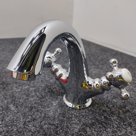 Gattoni Vivaldi Смеситель для раковины с донным клапаном, высота излива 110мм, цвет хром (незначительный дефект покрытия) 