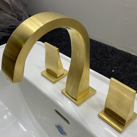 THG PURE Смеситель для раковины на 3 отверстия, в комплекте с донным клапаном, цвет Matt gold 