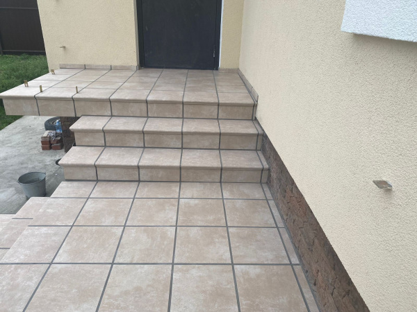 Ступень угловая Westerwalder Atrium Hellbeige Eckflorentiner 32x32 