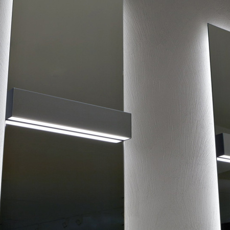 ANTONIO LUPI LUCENTE Светильник 540х45х90 мм, со светодиодной прямой и непрямой подсветкой, крашенный черный алюминий, накладка из зеркального стекла 